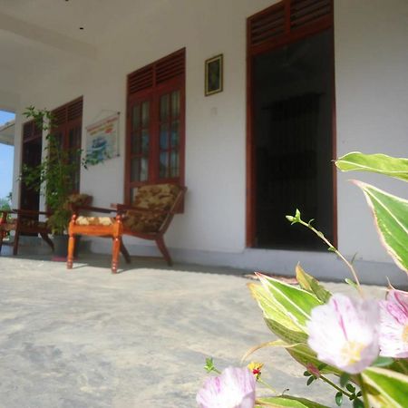 Yoho Blue Lotus Guest Mirissa Hotel Buitenkant foto